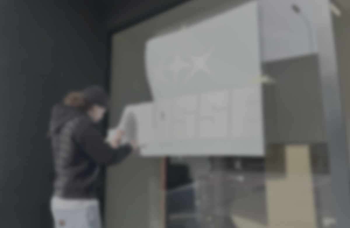 Pose d'adhésif sur une vitrine par NRN STUDIOS