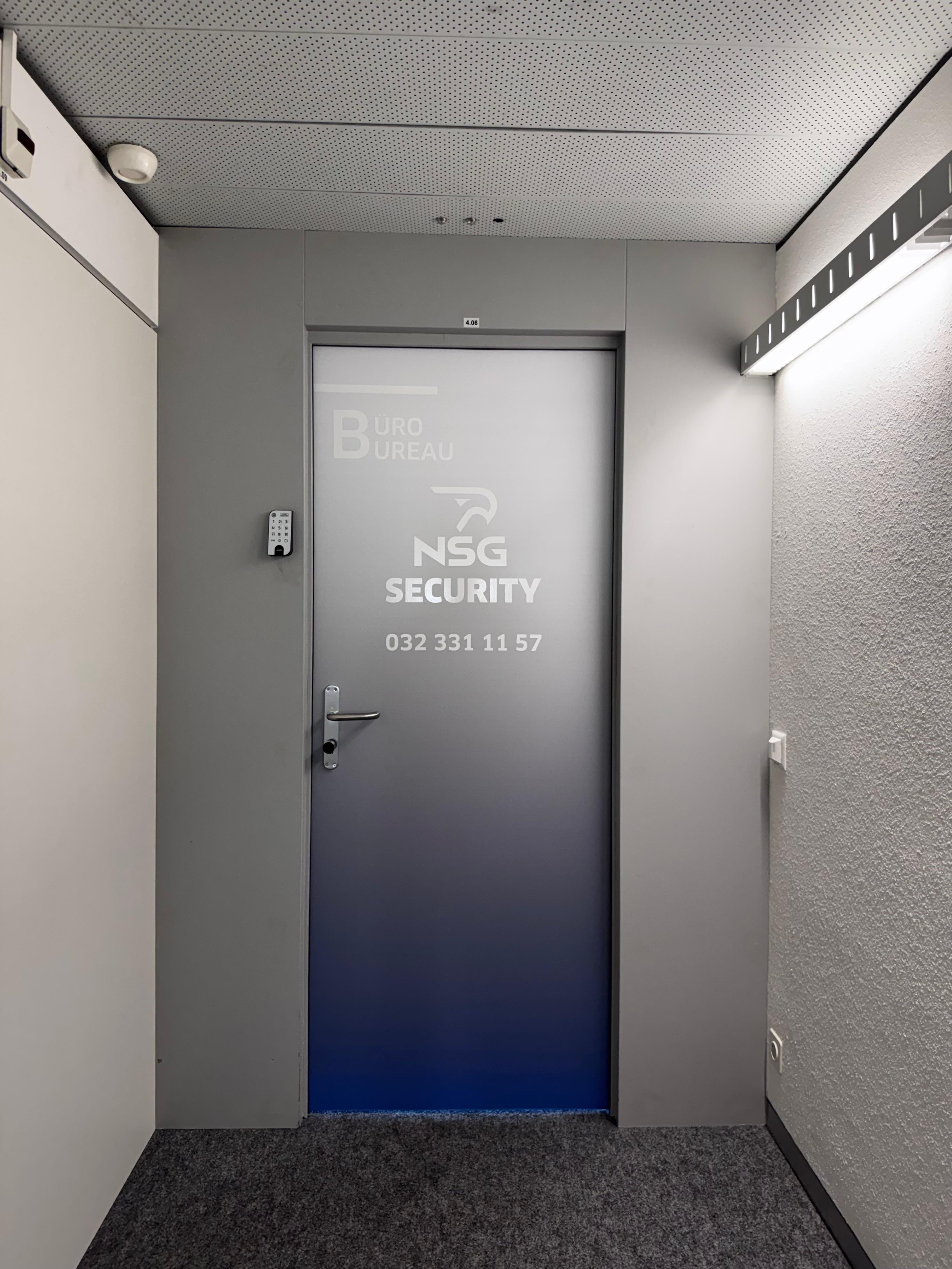 Porte de bureau NSG après pose d'adhésif avec logo et signalétique bilingue
